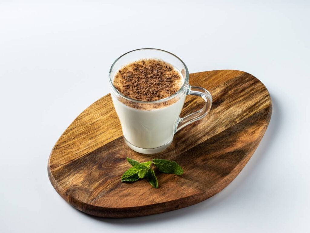 Na co pomaga kefir? Przewodnik po jego leczniczych właściwościach 5 Deska ze szklanką kefiru. Obrazek w artykule Na co pomaga kefir? Przewodnik po jego leczniczych właściwościach