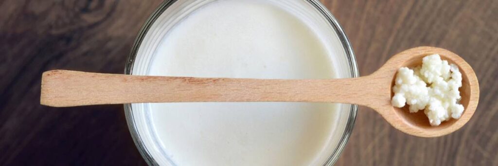 Na co pomaga kefir? Przewodnik po jego leczniczych właściwościach 2 Miseczka i łyżka. Obrazek w artykule Na co pomaga kefir? Przewodnik po jego leczniczych właściwościach