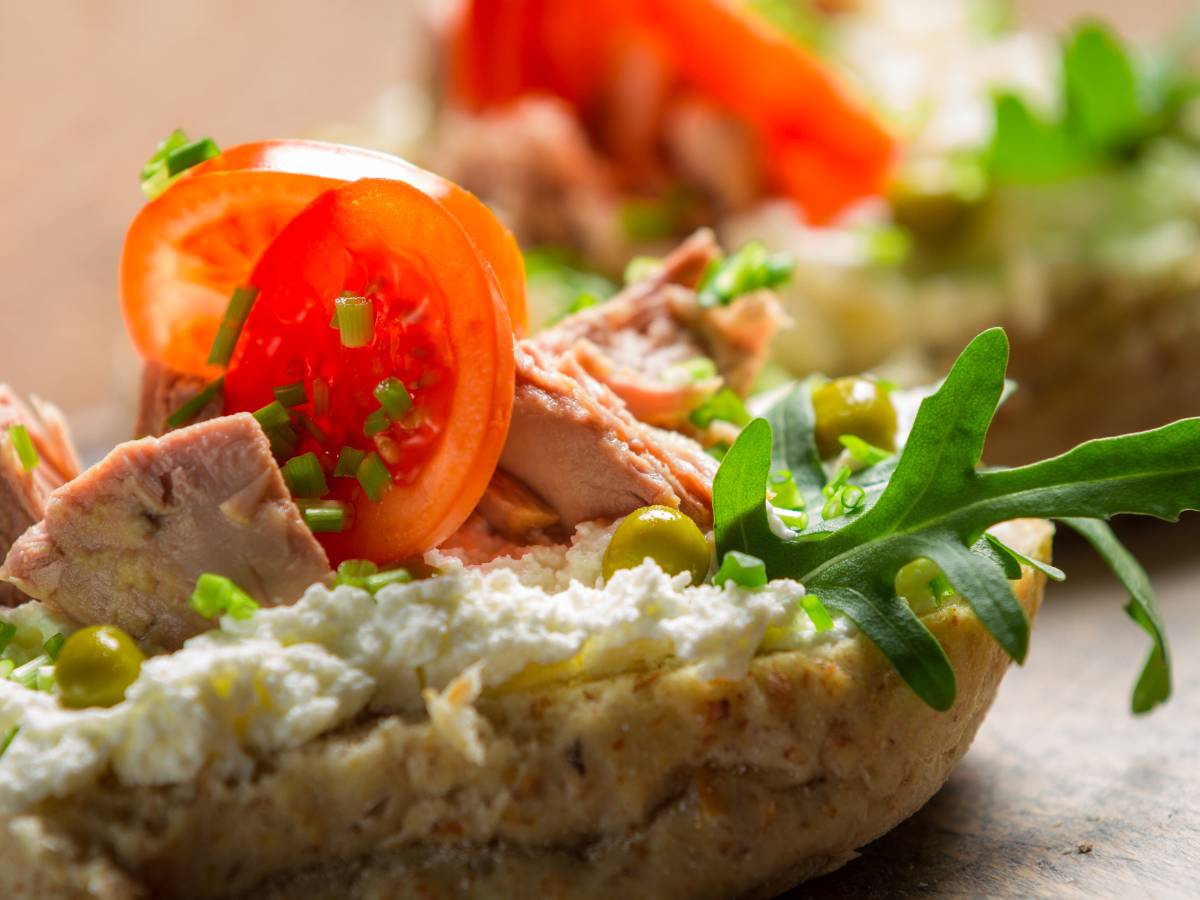 Pyszna pasta z tuńczyka i twarogu – przepis dla każdego 1 Kanapki z tuńczykiem. Obrazek w artykule Pyszna pasta z tuńczyka i twarogu – przepis dla każdego