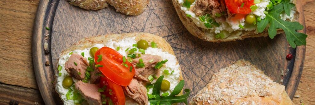 Pyszna pasta z tuńczyka i twarogu – przepis dla każdego 2 Talerz kanapek. Obrazek w artykule Pyszna pasta z tuńczyka i twarogu – przepis dla każdego