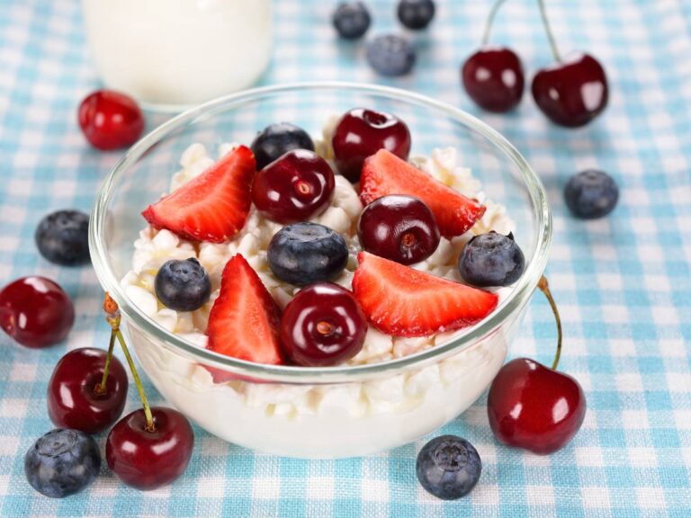 Twarożek z owocami. Obrazek w artykule Twaróg z czym jeść na słodko? Odkryj ciekawe inspiracje dla Ciebie