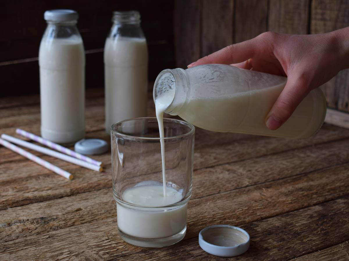 Czy kefir jest skuteczny na biegunkę i dlaczego? 1 Nalewanie kefiru. Obrazek w artykule Czy kefir jest skuteczny na biegunkę i dlaczego?