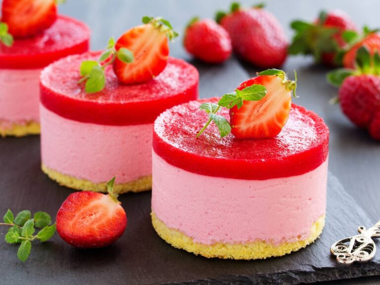 Mini biszkopciki. Obrazek w artykule Jak zrobić biszkopt z serkiem mascarpone i galaretką? Poznaj przepis na pyszne ciasto w 6 krokach