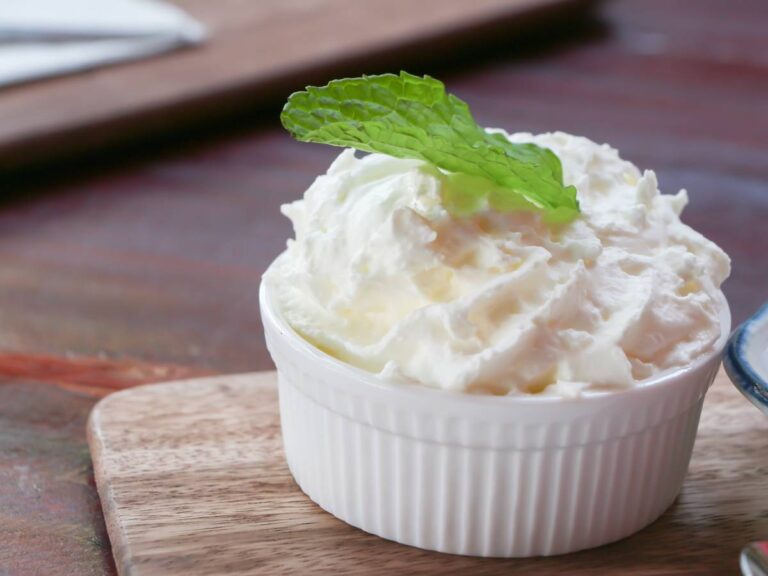 Bita śmietana. Obrazek w artykule Proste porady, jak zrobić bitą śmietanę z mleka. Poradnik krok po kroku