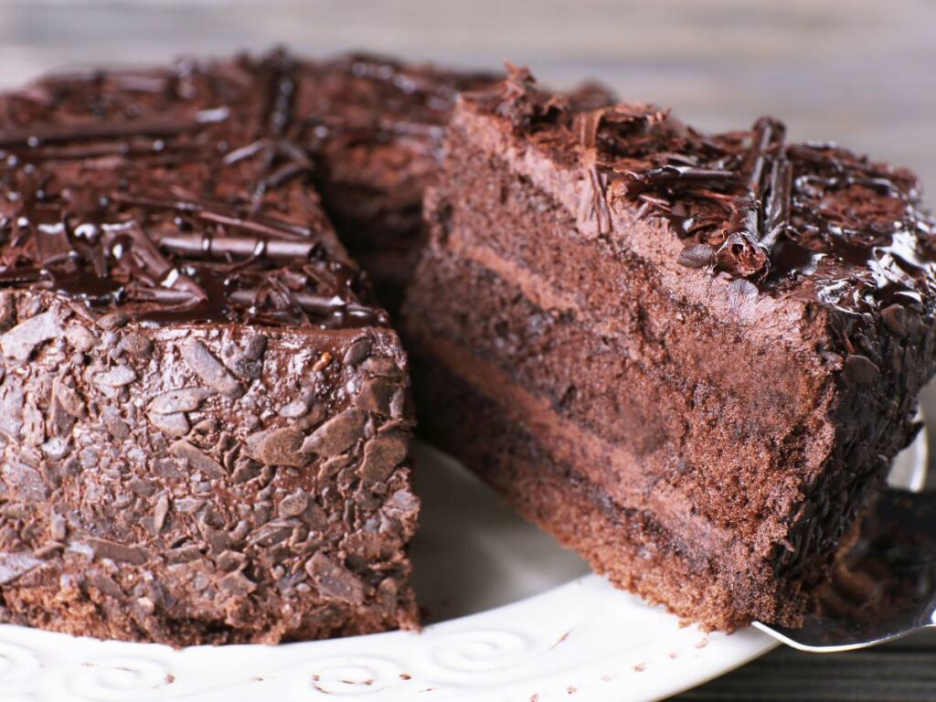 Prawdopodobnie najlepszy przepis na proste ciasto czekoladowe z serkiem mascarpone. Poznaj je! 4 Ciasto czekoladowe z kremem. Obrazek w artykule Prawdopodobnie najlepszy przepis na proste ciasto czekoladowe z serkiem mascarpone. Poznaj je!