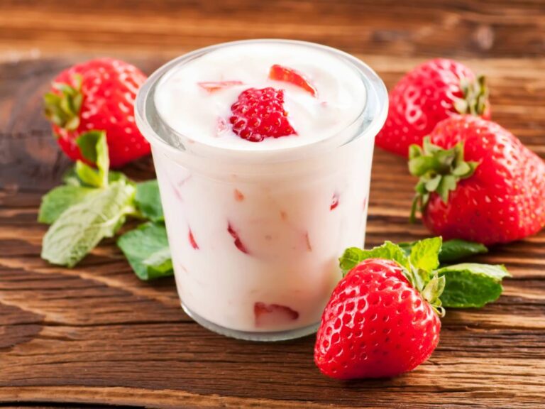 Kefir z truskawkami. Obrazek w artykule Co zrobić z kefiru? Odkryj szybkie 4 przepisy na pyszne dania z kefiru
