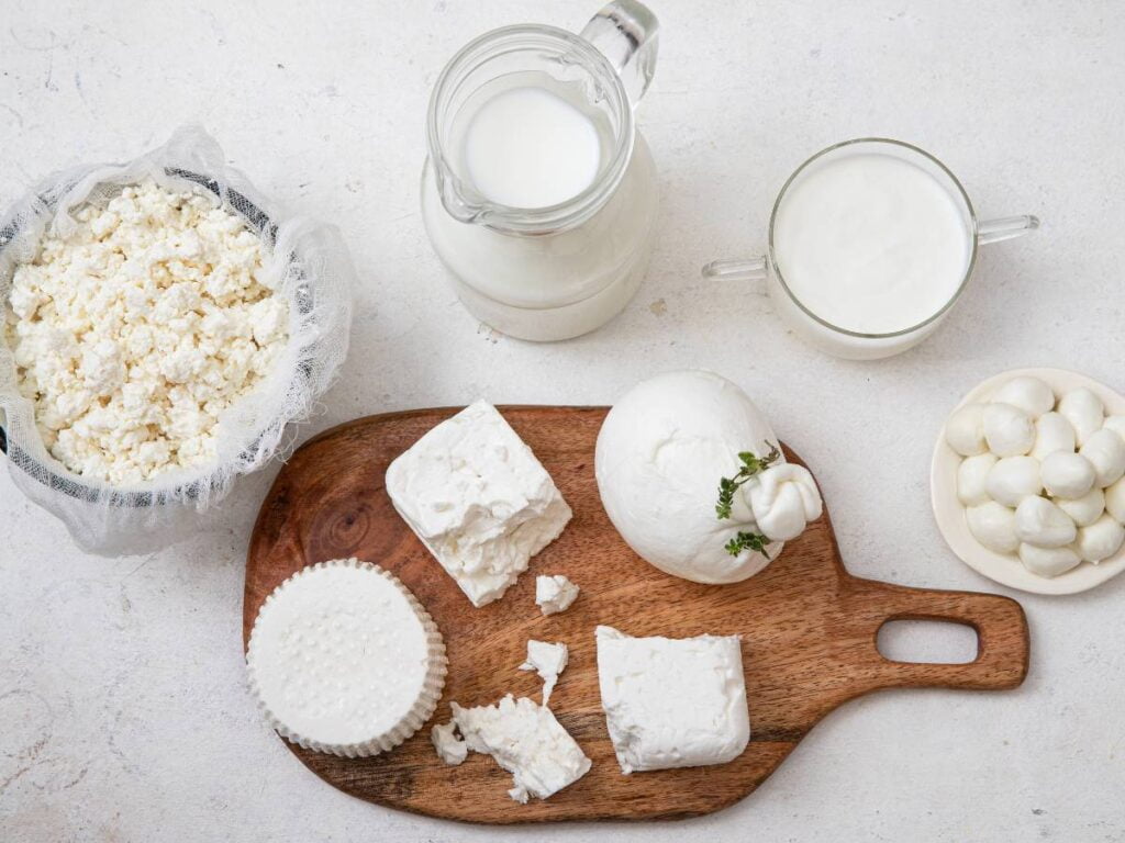 Jak wykorzystać przeterminowany twaróg? Poradnik dla oszczędnych miłośników zero waste 8 Sery na desce. Obrazek w artykule Jak wykorzystać przeterminowany twaróg? Poradnik dla oszczędnych miłośników zero waste