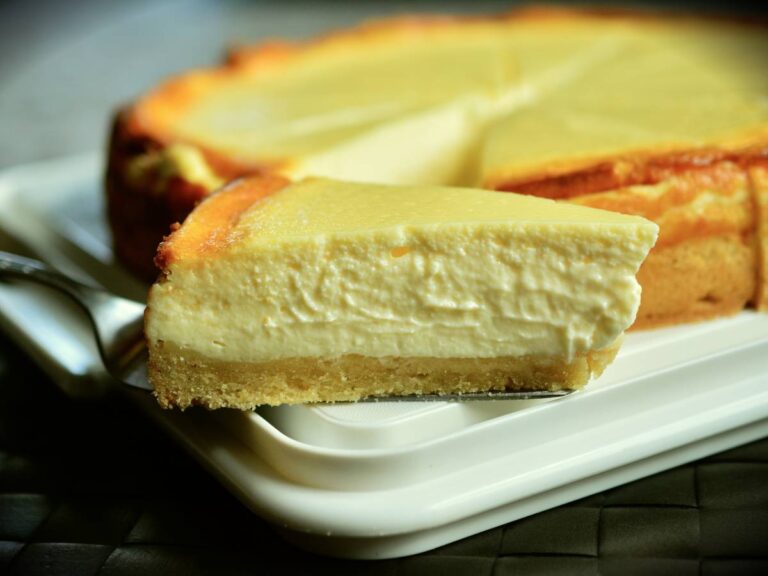 Sernik. Obrazek w artykule Co zrobić z twarogu? Co zrobić z twarogu? 5 inspiracji na dania z twarogu