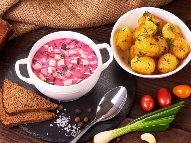 Chłodnik i ziemniaczki. Obrazek w artykule Co robić z kefiru? Odkryj 5 unikalnych przepisów, co można zrobić z kefiru