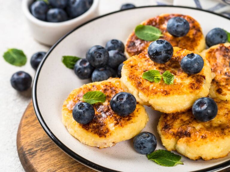 Placuszki z twarogu i borówki. Obrazek w artykule Co można zrobić z twarogu na kolację? 5 inspiracji na kolację z twarogiem