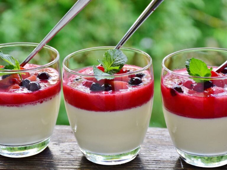 Panna cotta w szklaneczkach. Obrazek w artykule 3 inspiracje na deser z mleka kokosowego. Poznaj lekkie i pyszne desery