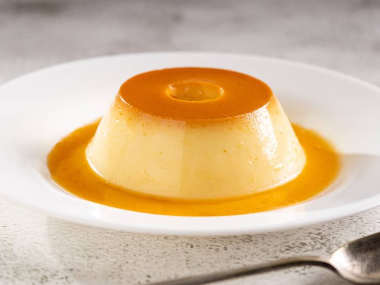 Deser z karmelem. Obrazek w artykule 3 pomysły na deser z mleka skondensowanego. Odkryj pyszne i łatwe opcje!