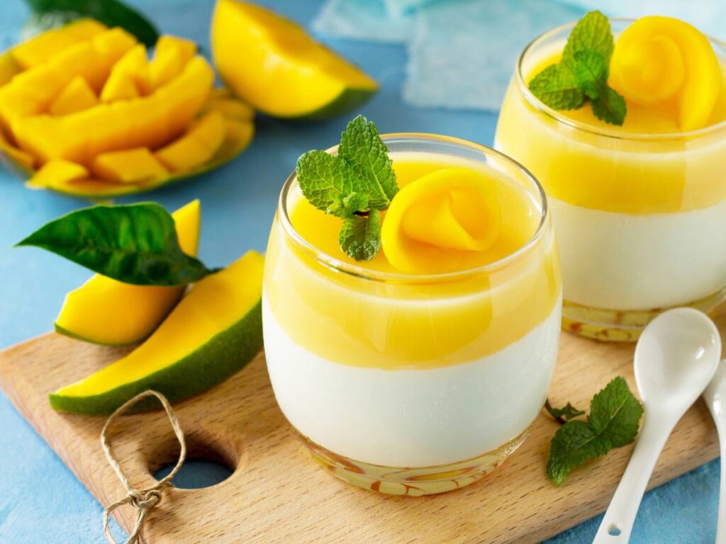 Odkryj 3 pomysły na klasyczny deser z mleka. Poznaj pyszne słodkości krok po kroku! 4 Panna cotta z mango. Obrazek w artykule Odkryj 3 pomysły na klasyczny deser z mleka. Poznaj pyszne słodkości krok po kroku!