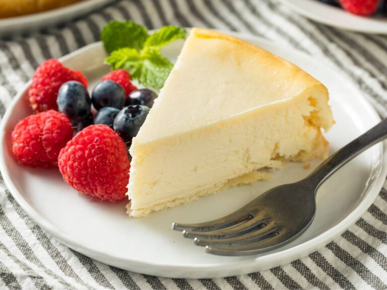 Sernik. Obrazek w artykule Deser z twarogu. 5 przykładów pysznych i prostych deserów z twarogu