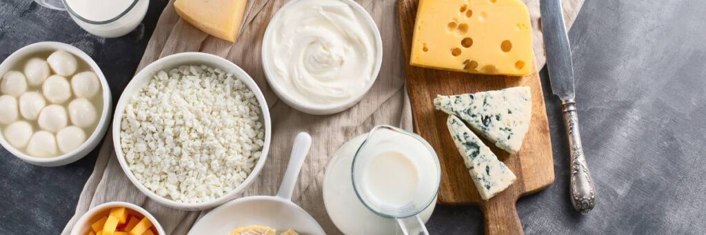 Dieta 10 dniowa - kefir, ser, jajka. Czy ta dieta działa? 2 Kefir i sery w miseczkach. Obrazek w artykule Dieta 10 dniowa - kefir, ser, jajka. Czy ta dieta działa?