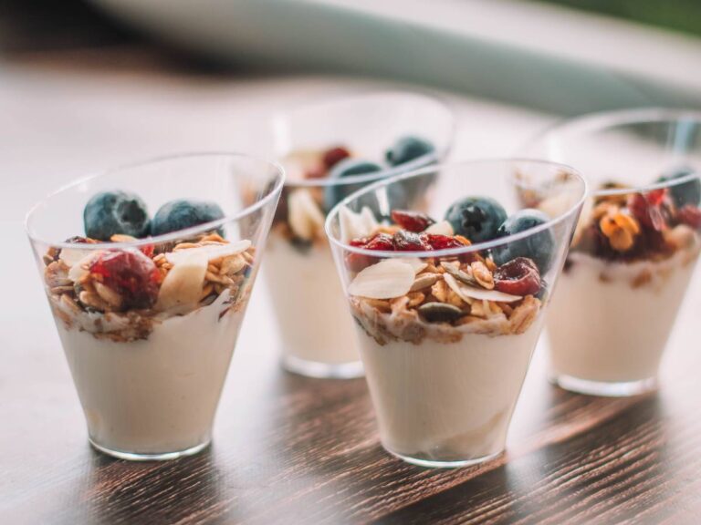 Szklanki z jogurtem. Obrazek w artykule Jak krok po kroku zrobić jogurt z mleka krowiego? Poznaj przepis!