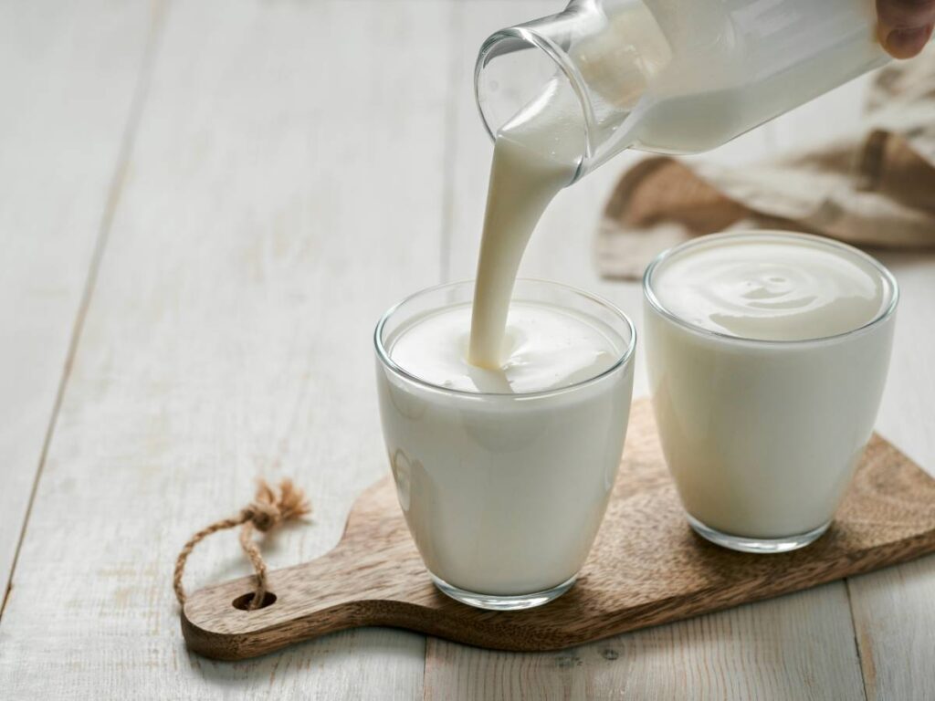Czy kefir jest zdrowy? Rozprawiamy się z mitami i faktami 6 Wlewanie jefiru do szklanki. Obrazek w artykule Czy kefir jest zdrowy? Rozprawiamy się z mitami i faktami