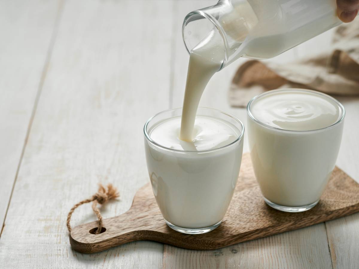 Czy kefir jest zdrowy? Rozprawiamy się z mitami i faktami 1 Wlewanie jefiru do szklanki. Obrazek w artykule Czy kefir jest zdrowy? Rozprawiamy się z mitami i faktami