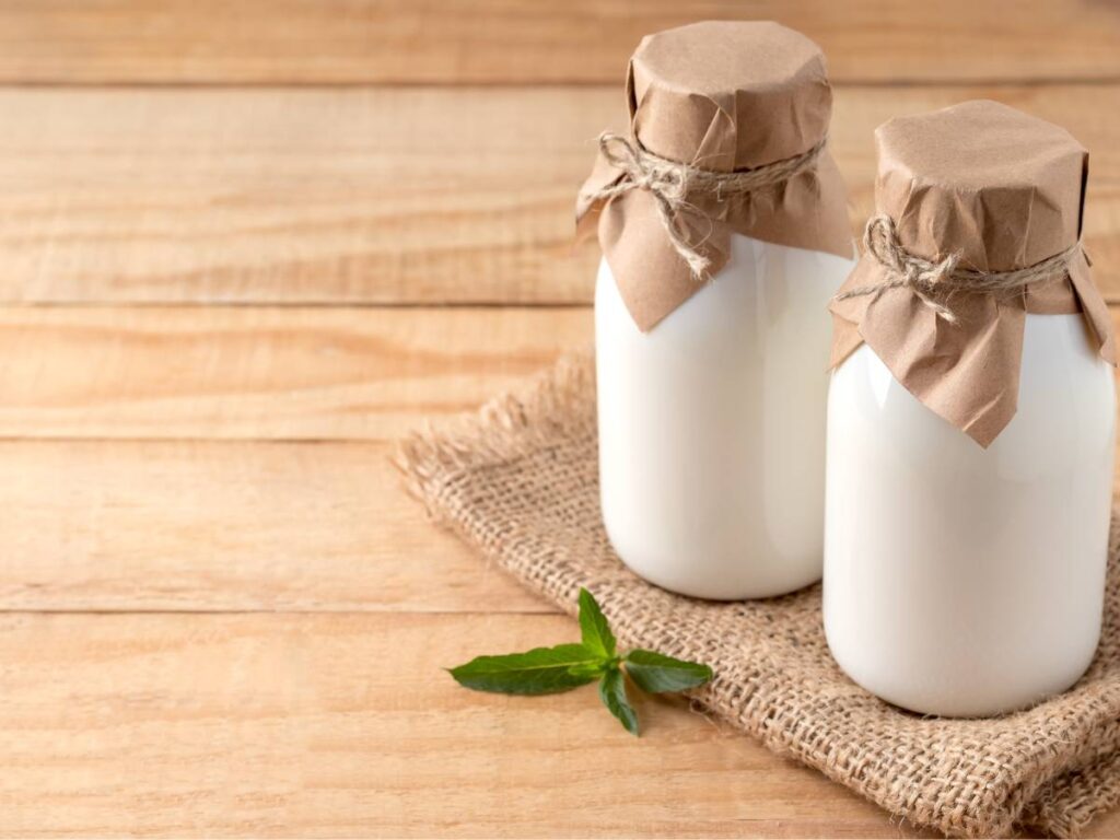 Jakie kefir ma właściwości? Kompletny przewodnik po właściwościach kefiru 4 Buteleczki kefiru. Obrazek w artykule Jakie kefir ma właściwości? Kompletny przewodnik po właściwościach kefiru