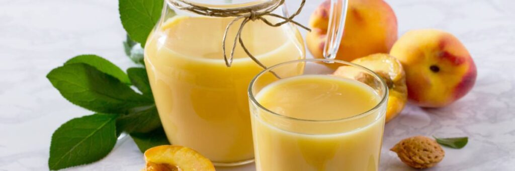 Z czym jeść kefir? Poznaj 5 najlepszych połączeń smakowych 2 Koktajl brzoskwiniowy. Obrazek w artykule Z czym jeść kefir? Poznaj 5 najlepszych połączeń smakowych