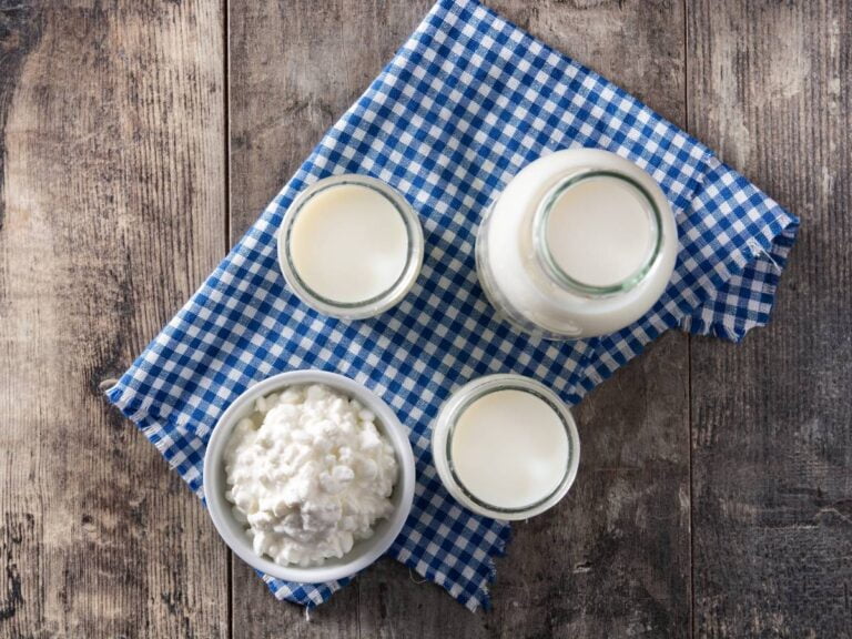 Kefir w naczyniach. Obrazek w artykule Czy warto pić kefir na czczo i dlaczego?Poznaj wady i zalety