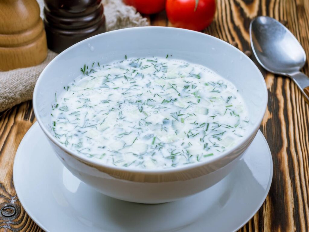 Czy kefir jest skuteczny na kaca i dlaczego? Poznaj działanie kefiru na złe samopoczucie po alkoholu 4 Chłodnik z kefiru. Obrazek w artykule Czy kefir jest skuteczny na kaca i dlaczego? Poznaj działanie kefiru na złe samopoczucie po alkoholu