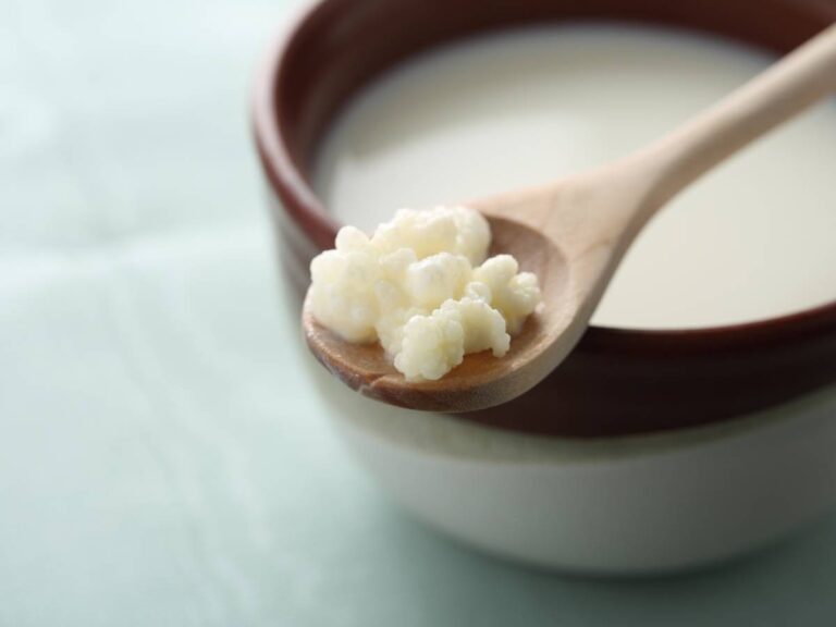 Łyżeczka kefiru. Obrazek w artykule Czy kefir ma wpływ na zdrowe włosy i dlaczego? Poradnik jak stosować kefir w kosmetyce