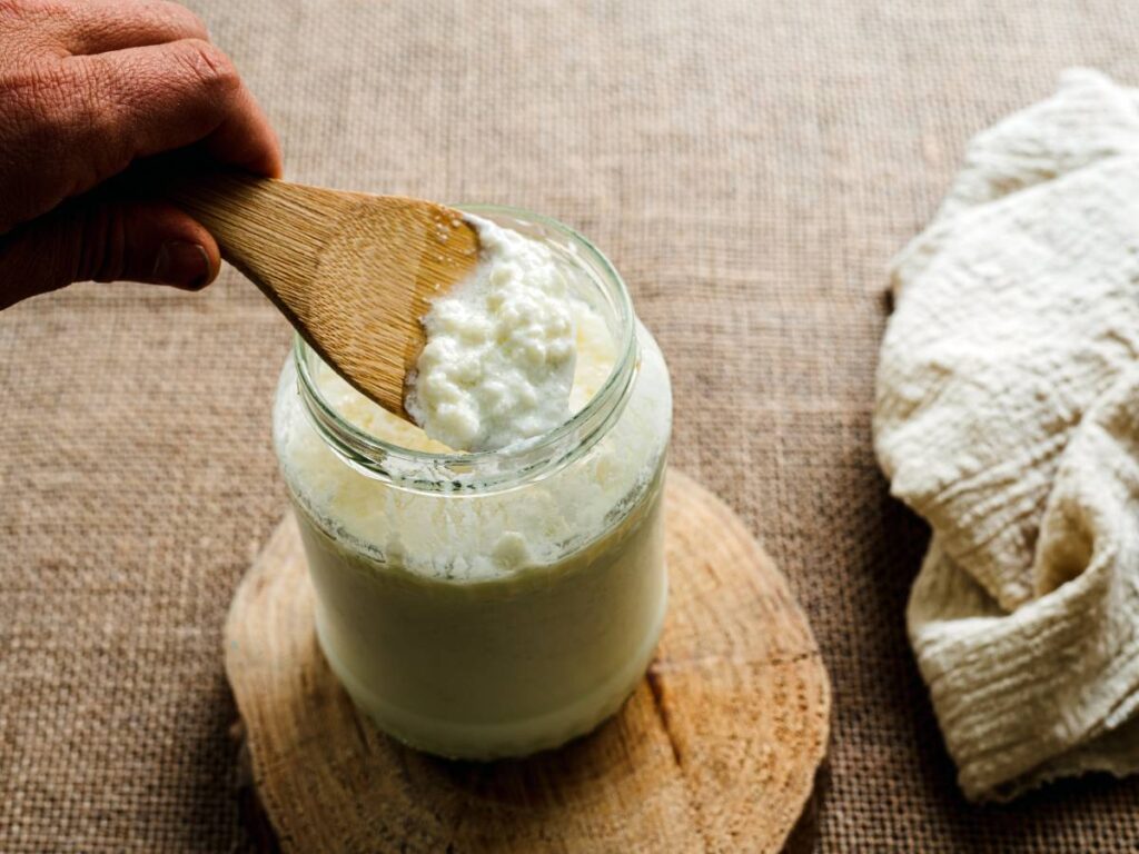 Kiedy najlepiej pić kefir? Optymalne pory dnia dla twojego zdrowia 5 Kefir i kawałek chlebka. Obrazek w artykule Kiedy najlepiej pić kefir? Optymalne pory dnia dla twojego zdrowia