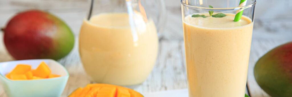 Kiedy najlepiej pić kefir? Optymalne pory dnia dla twojego zdrowia 2 Dzbanek i szklanka z kefirem. Obrazek w artykule Kiedy najlepiej pić kefir? Optymalne pory dnia dla twojego