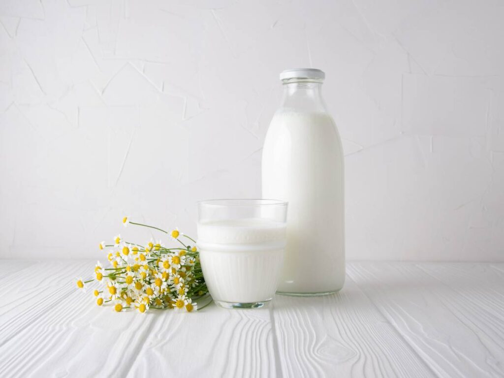 Jak zrobić kefir w domu? Prosty przewodnik krok po kroku 4 Kefir w butelce i szklance. Jak zrobić kefir w domu? Prosty przewodnik krok po kroku