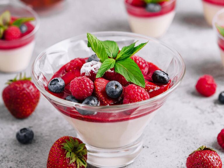 Deser z truskawkami i mascarpone. Obrazek w artykule 4 przepisy z serkiem mascarpone, które warto wypróbować