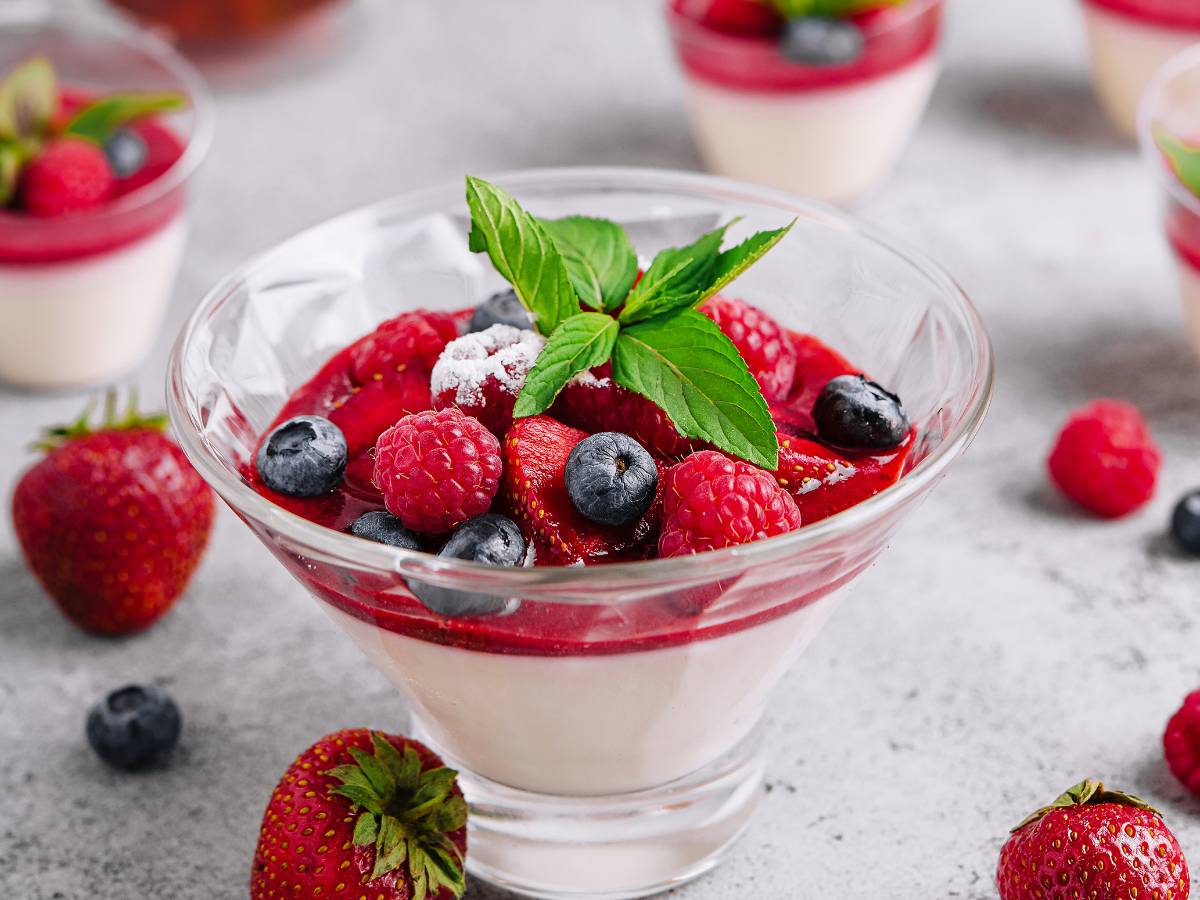 4 przepisy z serkiem mascarpone, które warto wypróbować 1 Deser z truskawkami i mascarpone. Obrazek w artykule 4 przepisy z serkiem mascarpone, które warto wypróbować