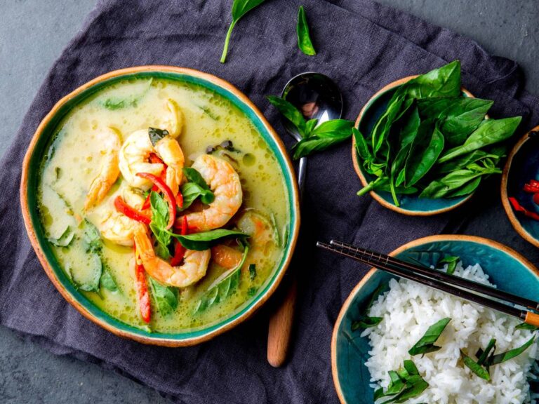 Curry z mleka kokosowego. Obrazek w artykule 3 inspiracje na to, co zrobić z mleka kokosowego. Super przepisy na szybkie dania