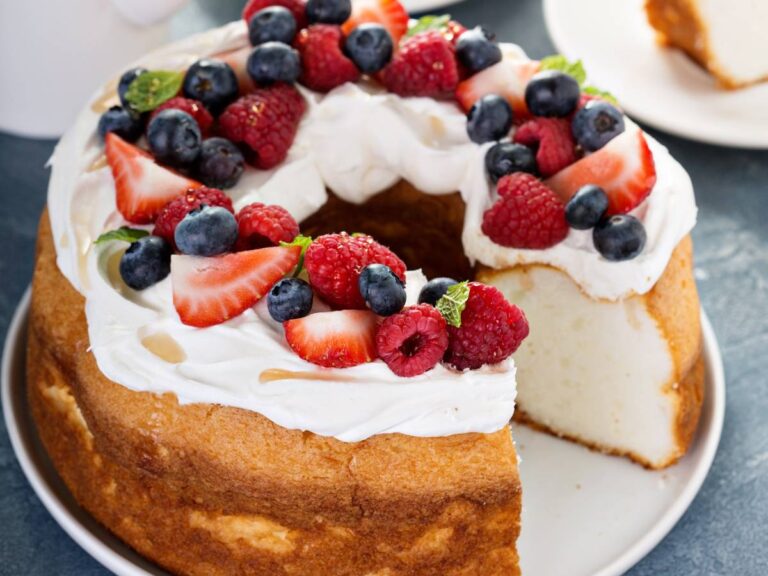 Ciasto z owocami. Obrazek w artykule Przepis na krem z mleka skondensowanego. Odkryj najlepszy krem do tortów