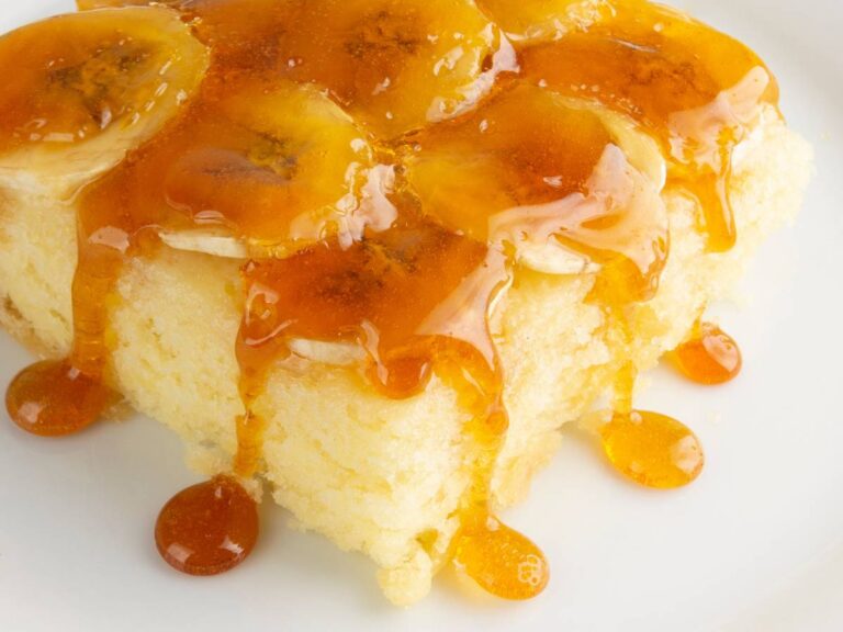 Deser z karmelem. Obrazek w artykule Poznaj 3 inspiracje na to, co zrobić z mleka skondensowanego. Zdradzamy pyszne przepisy!