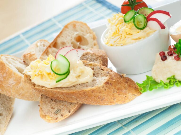 Kanapki z twarogiem. Obrazek w artykule Twaróg z czym jeść na słono? Inspiracje dla Ciebie