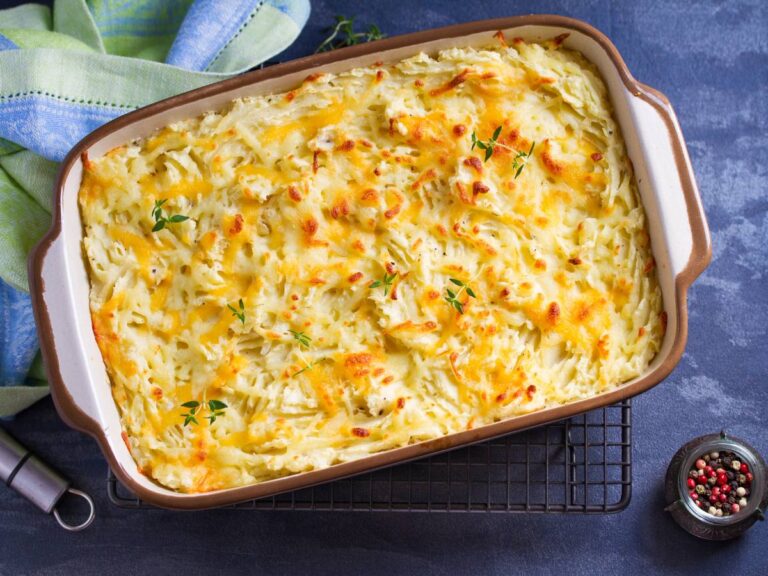 Zapiekanka. Obrazek w artykule Co można zrobić z twarogu na szybko? 5 inspiracji na szybkie dania z twarogu