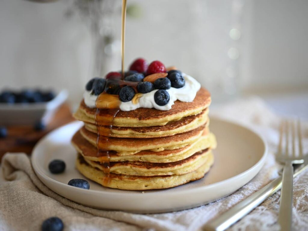Talerz pancakes. Obrazek w artykule Pancakes ze skyrem. Przepis na amerykański klasyk w zdrowszej wersji