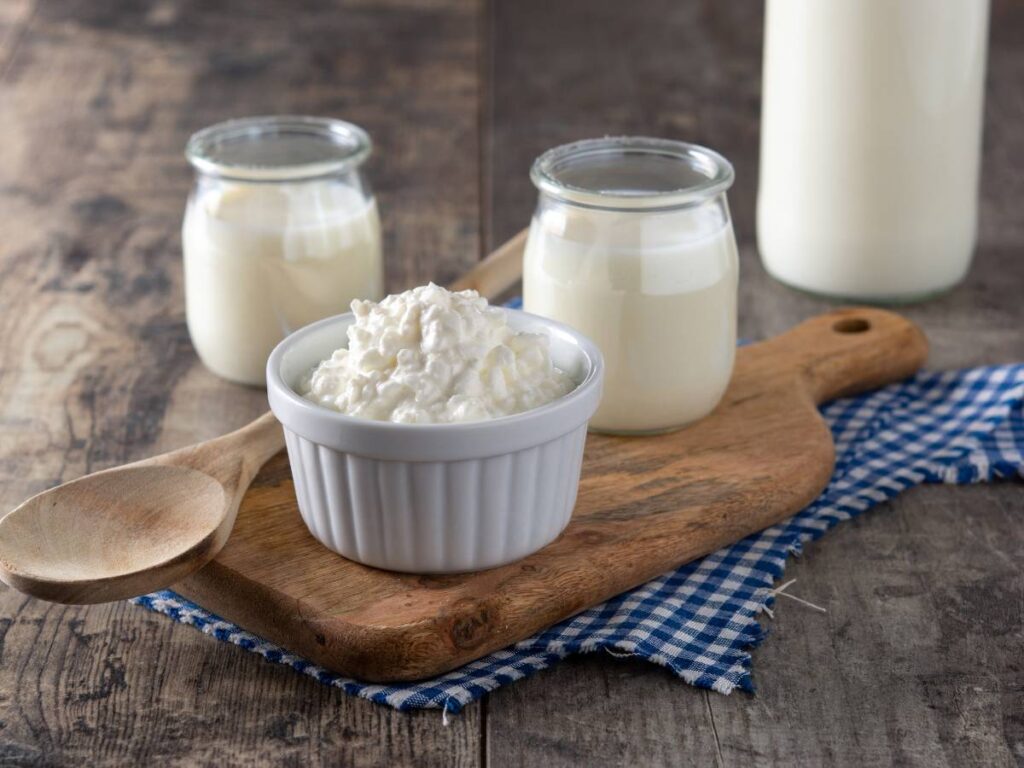 Czy kefir jest dobry na oparzenia i dlaczego? Poznaj właściwości kefiru skuteczne przy oparzeniach 7 Kefir w buteleczkach. Obrazek w artykule Czy kefir jest dobry na oparzenia i dlaczego? Poznaj właściwości kefiru skuteczne przy oparzeniach