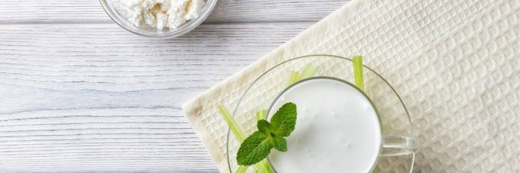 Czy kefir jest dobry na oparzenia i dlaczego? Poznaj właściwości kefiru skuteczne przy oparzeniach 2 Szklanka z kefirem. Obrazek w artykule Czy kefir jest dobry na oparzenia i dlaczego? Poznaj właściwości kefiru skuteczne przy oparzeniach
