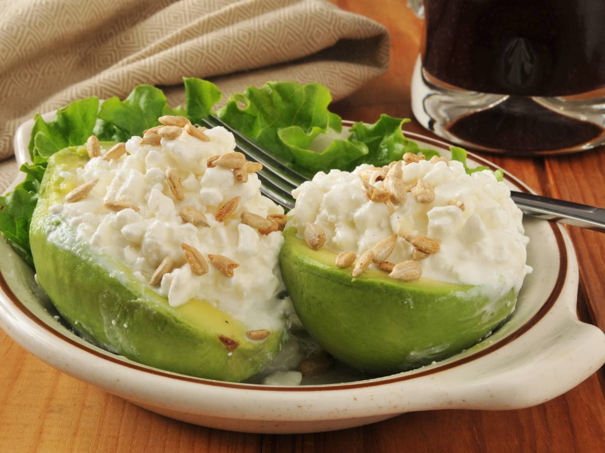Smaczna pasta z awokado i twarogu – przepis mistrza kuchni 1 Awokado z pastą. Obrazek w artykule Smaczna pasta z awokado i twarogu – przepis mistrza kuchni