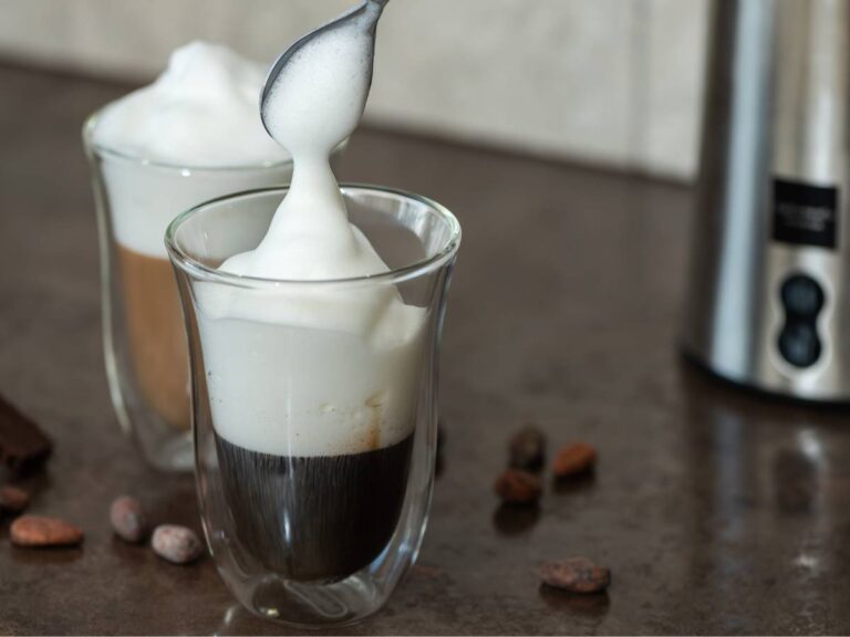Dwie kawy z piana z mleka. Obrazek w artykule Odkryj 3 proste rozwiązania, jak ubić pianę z mleka. Poradnik