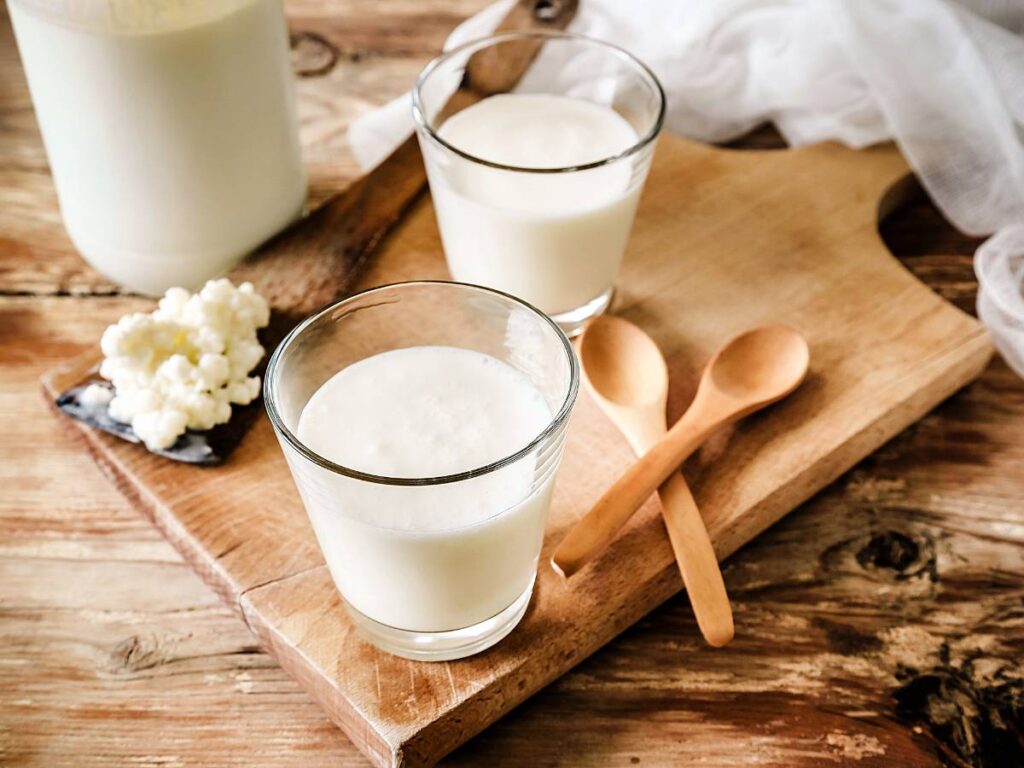 Poznaj skutki uboczne picia kefiru. Co negatywnego może powodować kefir? 6 Szklanka z kefirem. Obrazek w artykule Poznaj skutki uboczne picia kefiru. Co negatywnego może powodować kefir?