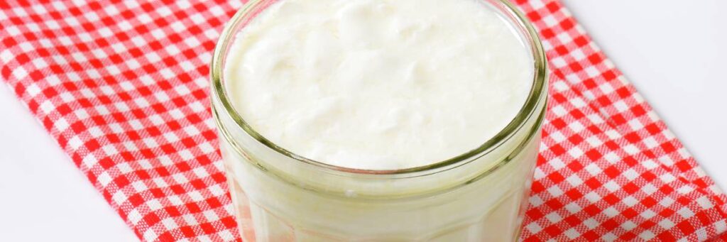 Poznaj skutki uboczne picia kefiru. Co negatywnego może powodować kefir? 2 Słoiczek z kefirem. Poznaj skutki uboczne picia kefiru. Co negatywnego może powodować kefir?