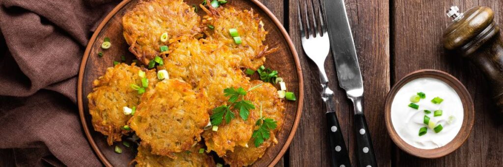 Placki z kefirem. Wypróbuj przepis na placki, który zawsze się udaje 2 Talerz placków i kefir. Obrazek w artykule Placki z kefirem. Wypróbuj przepis na placki, który zawsze się udaje