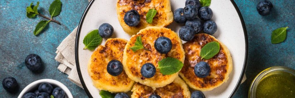 Placki keto z twarogu. Przepis na pyszne placki bez węglowodanów 2 Keto placki i borówki. Obrazek w artykule Placki keto z twarogu. Przepis na pyszne placki bez węglowodanów