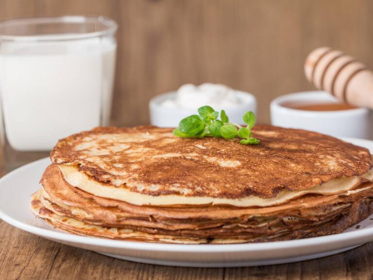 Placki na talerzu. Obrazek w artykule Super przepis na placki z zsiadłego mleka. Odkryj smakowity przepis na kolację
