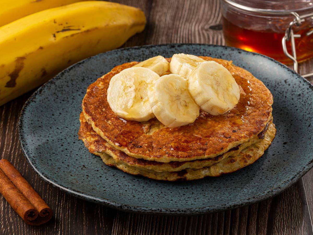 Placuszki bananowe z kefirem - twoje nowe ulubione śniadanie 1 Placki z bananem. Obrazek w artykule Placuszki bananowe z kefirem - twoje nowe ulubione śniadanie
