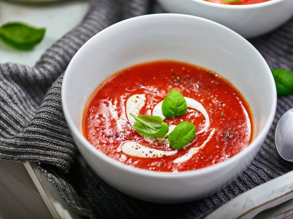 Jaka śmietana do pomidorowej? Praktyczne porady wyboru śmietany do zupy pomidorowej 5 Miska pomidorowej. Obrazek w artykule Jaka śmietana do pomidorowej? Praktyczne porady wyboru śmietany do zupy pomidorowej