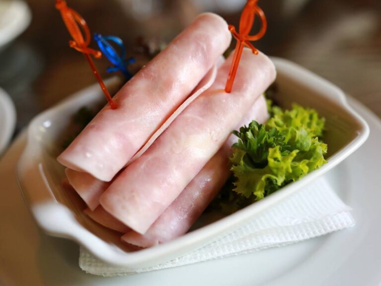 Roladki. Obrazek w artykule Przepis na pyszne roladki z szynki z serkiem i ogórkiem. Odkryj smakowitą przekąskę!